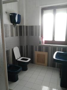 un baño con inodoro y lavabo en Appartamento Hipponion, en Vibo Valentia