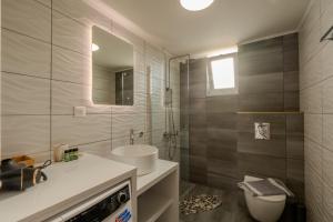 Ένα μπάνιο στο Heart Of Galatas Apartments Holidays In crete +36 φωτογραφίες