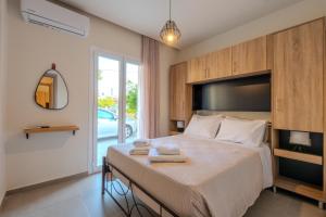 Ένα ή περισσότερα κρεβάτια σε δωμάτιο στο Heart Of Galatas Apartments Holidays In crete