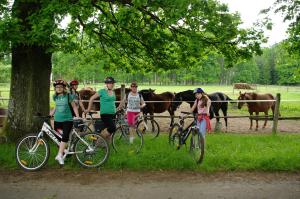 een groep meisjes die fietsen voor de paarden bij Fähnrichův mlýn in Stráž nad Nežárkou