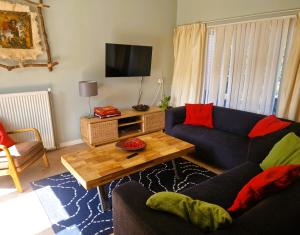 een woonkamer met een bank en een salontafel bij Holiday house Zeelust - 2 km from the beach in Noordwijkerhout