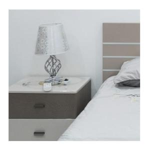 comodino con lampada accanto a un letto di Homestay-kim mã -giang văn minh -Giảm Giá 20 Phần Trăm a Hanoi Altre 14 foto