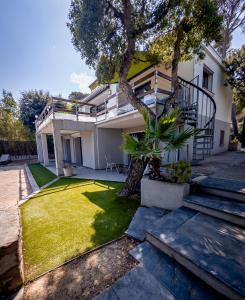 a house with a tree in the front yard at St Aygulf - Villa Marinade 280 m de la mer in Fréjus