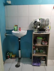 Η κουζίνα ή μικρή κουζίνα στο Omah Dhelik Homestay Malioboro