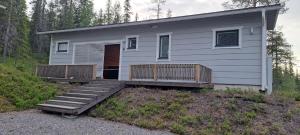 ein kleines weißes Haus mit Veranda und Treppe in der Unterkunft Tellervo in Syöte