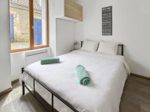 Ένα ή περισσότερα κρεβάτια σε δωμάτιο στο T2 cosy avec terrasse privée à Montluçon