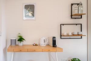 Příslušenství pro přípravu čaje a kávy v ubytování TinyGreens B & B