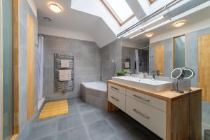 Koupelna v ubytování TinyGreens B & B + 29 fotografií