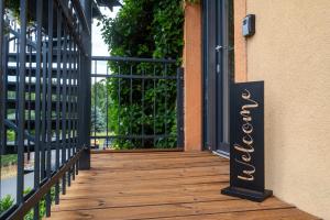 Balkón nebo terasa v ubytování TinyGreens B & B
