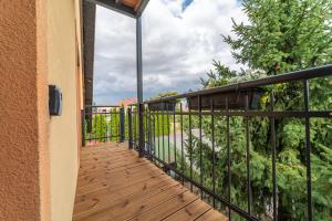 Balkón nebo terasa v ubytování TinyGreens B & B