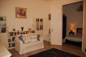 ブダペストにあるBalázs Apartment - Oktogonのリビングルーム(白いソファ付)、ベッドルーム1室