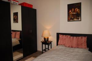 ブダペストにあるBalázs Apartment - Oktogonのベッドルーム1室(ベッド1台、テーブルの上にランプ付)
