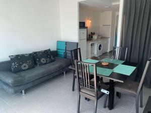 a living room with a couch and a table at La Grisot de la mer Saint Hilaire in Saint-Hilaire-de-Riez
