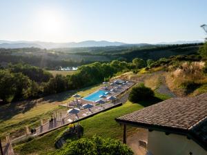 een luchtfoto van een villa met zwembad bij Agriturismo Il Sarale - Vista sulle Colline di Città di Castello in Città di Castello