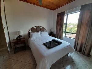 Ένα ή περισσότερα κρεβάτια σε δωμάτιο στο King's Palace Self Catering Apartments