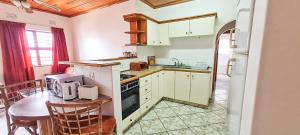 Η κουζίνα ή μικρή κουζίνα στο King's Palace Self Catering Apartments