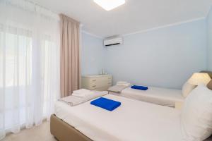 A bed or beds in a room at Villa Baycasa