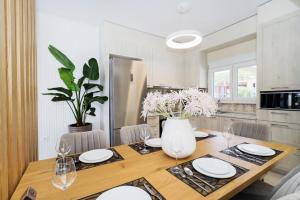 A kitchen or kitchenette at Villa Baycasa
