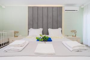 A bed or beds in a room at Villa Baycasa Még 37 kép