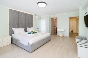 A bed or beds in a room at Villa Baycasa