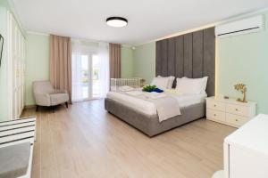 A bed or beds in a room at Villa Baycasa