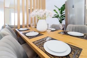 A seating area at Villa Baycasa