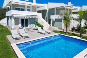 The swimming pool at or close to Villa Baycasa