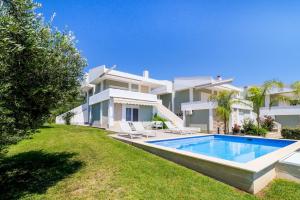 The swimming pool at or close to Villa Baycasa