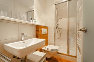 un bagno con lavandino, wc e doccia di Glautschhof a Weissensee Altre 37 foto