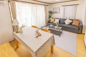 Χώρος καθιστικού στο 3 Story Private House, 7 Min Walk to Yamanote Line Direct to Shinjuku, Ikebukuro, Shibuya