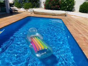 - une piscine avec un jouet gonflable dans l'eau dans l'établissement Jávea Villa entière piscine et cuisine d'été à pinosol, à Jávea 91 autres photos