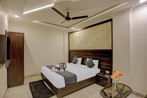 IndirapuramにあるTownhouse Jai Guru Ji Nearest Merceds Benz Sector 11のベッドと天井扇風機のある寝室 +37枚の写真