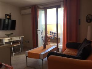 un salon avec un canapé et une table dans l'établissement Castelsardo Romantica, à Castelsardo