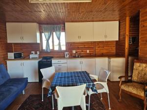 a kitchen with a table and chairs in a room at Buitehof Gasteplaas in Stewartby