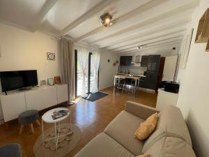 un salon avec un canapé et une table dans l'établissement Superbe annAix de villa - Maison Odonata, à Aix-en-Provence