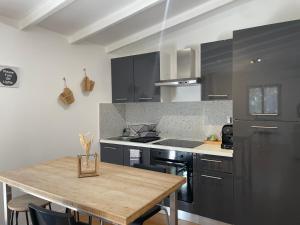 - une cuisine avec une table en bois et une cuisinière dans l'établissement Superbe annAix de villa - Maison Odonata, à Aix-en-Provence