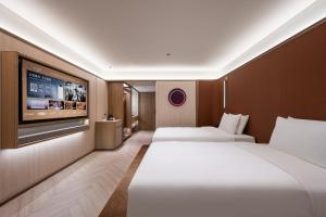 Postel nebo postele na pokoji v ubytování Crystal Orange Hotel Qingdao May Fourth Square Seaview Branch
