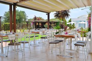 Um restaurante ou outro lugar para comer em Hotel Kalloni