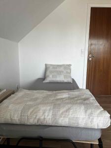 Una cama o camas en una habitación de Holiday Nest 2