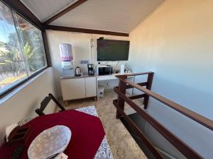 Una pequeña habitación con una mesa y un aula. en Pousada Marina bonita Rasa, en Búzios