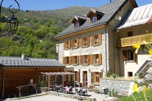 Nespecifikovaný výhled na hory nebo výhled na hory při pohledu z hotelu