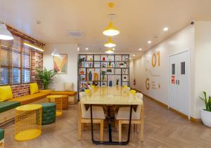 Svetainės erdvė apgyvendinimo įstaigoje Bloom Hub WEH Andheri
