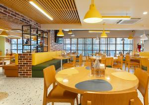 Restoranas ar kita vieta pavalgyti apgyvendinimo įstaigoje Bloom Hub WEH Andheri