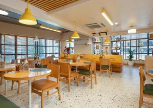 Restoranas ar kita vieta pavalgyti apgyvendinimo įstaigoje Bloom Hub WEH Andheri