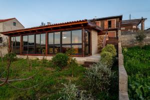 une maison avec des fenêtres en verre et un toit dans l'établissement Casa da Cortiça, à Figueiró dos Vinhos