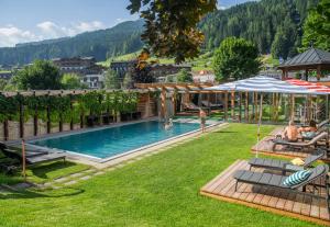 Bazén v ubytování Hotel Salzburger Hof Leogang nebo v jeho okolí