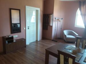 ein Wohnzimmer mit einem Tisch und einem Stuhl in der Unterkunft Villa di montagna in Herceg-Novi