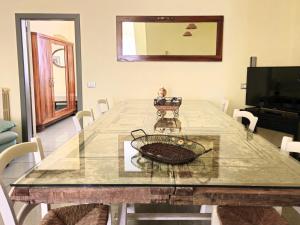 a dining room with a table and a television at Casa Terracotta in Matera