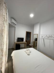 Postel nebo postele na pokoji v ubytování Hostal Malia