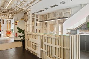 a room with wooden dividers on the wall at Hotel Ureder in Estella